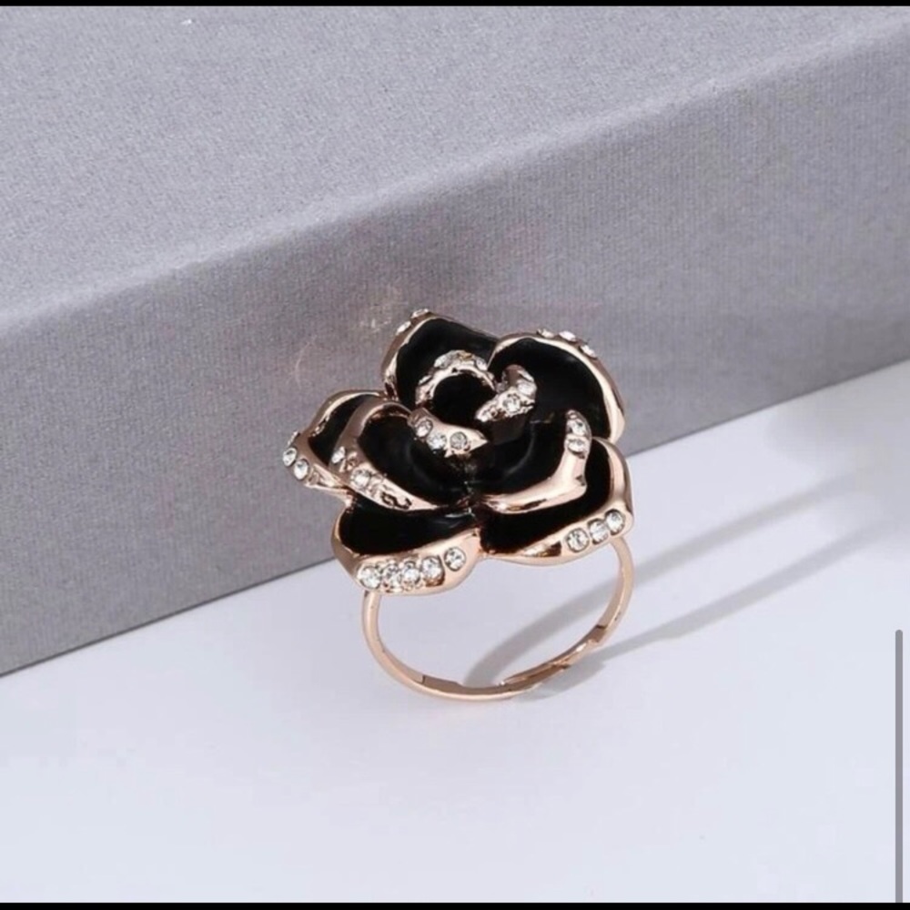 LAST ONE: Black and gold flower ring - Picture 5 of 5